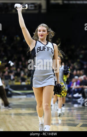 Boulder, CO, USA. Jan 12, 2019. Un Colorado cheerleader riles la foule avant le match contre Washington dans la première moitié de la Coors Events Center à Boulder, CO. Credit : csm/Alamy Live News Banque D'Images