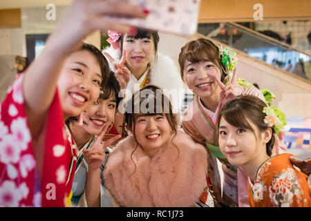 Nagoya, Japon. 13 janvier 2019. Les filles vu portant des kimono autoportraits au cours de la cérémonie.1,25 millions de personnes ont célébré leur passage à l'âge adulte sur l'arrivée de l'âge, un jour de vacances japonais et cérémonie traditionnelle qui a eu lieu en janvier pour célébrer la nouvelle les adultes (20). Ils sont légalement autorisés à fumer, boire de l'alcool à l'âge de 20 ans. Nagoya, préfecture d'Aichi au Japon. Credit : Takahiro Yoshida SOPA/Images/ZUMA/Alamy Fil Live News Banque D'Images