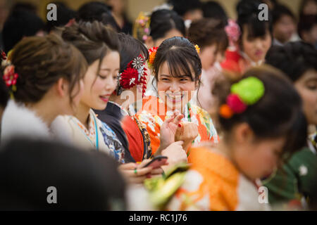 Nagoya, Japon. 13 janvier 2019. Les gens vu portant kimono durant la cérémonie.1,25 millions de personnes ont célébré leur passage à l'âge adulte sur l'arrivée de l'âge, un jour de vacances japonais et cérémonie traditionnelle qui a eu lieu en janvier pour célébrer la nouvelle les adultes (20). Ils sont légalement autorisés à fumer, boire de l'alcool à l'âge de 20 ans. Nagoya, préfecture d'Aichi au Japon. Credit : Takahiro Yoshida SOPA/Images/ZUMA/Alamy Fil Live News Banque D'Images