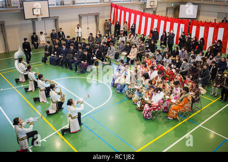 Nagoya, Japon. 13 janvier 2019. Les gens vu portant kimono durant la cérémonie.1,25 millions de personnes ont célébré leur passage à l'âge adulte sur l'arrivée de l'âge, un jour de vacances japonais et cérémonie traditionnelle qui a eu lieu en janvier pour célébrer la nouvelle les adultes (20). Ils sont légalement autorisés à fumer, boire de l'alcool à l'âge de 20 ans. Nagoya, préfecture d'Aichi au Japon. Credit : Takahiro Yoshida SOPA/Images/ZUMA/Alamy Fil Live News Banque D'Images