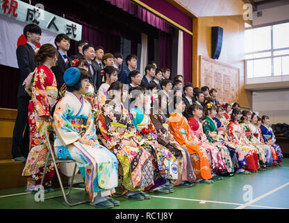 Nagoya, Aichi, Japon. 13 Jan, 2019. Les gens vu portant kimono durant la cérémonie.1,25 millions de personnes ont célébré leur passage à l'âge adulte sur l'arrivée de l'âge, un jour de vacances japonais et cérémonie traditionnelle qui a eu lieu en janvier pour célébrer la nouvelle les adultes (20). Ils sont légalement autorisés à fumer, boire de l'alcool à l'âge de 20 ans. Nagoya, préfecture d'Aichi au Japon. Credit : Takahiro Yoshida SOPA/Images/ZUMA/Alamy Fil Live News Banque D'Images