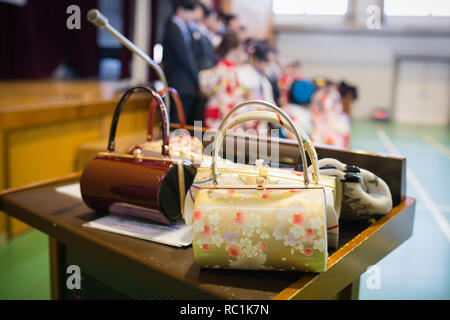 Nagoya, Japon. 13 janvier 2019. Sacs à main traditionnel vu pendant la cérémonie. 1,25 millions de personnes ont célébré leur passage à l'âge adulte sur l'arrivée de l'âge, un jour de vacances japonais et cérémonie traditionnelle qui a eu lieu en janvier pour célébrer la nouvelle les adultes (20). Ils sont légalement autorisés à fumer, boire de l'alcool à l'âge de 20 ans. Nagoya, préfecture d'Aichi au Japon. Banque D'Images