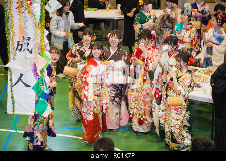 Nagoya, Japon. 13 janvier 2019. Les filles de l'âge vu portant des kimonos au cours de la cérémonie. 1,25 millions de personnes ont célébré leur passage à l'âge adulte sur l'arrivée de l'âge, un jour de vacances japonais et cérémonie traditionnelle qui a eu lieu en janvier pour célébrer la nouvelle les adultes (20). Ils sont légalement autorisés à fumer, boire de l'alcool à l'âge de 20 ans. Banque D'Images