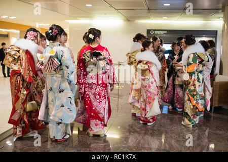 Nagoya, Japon. 13 janvier 2019. Les filles de l'âge vu portant des kimonos au cours de la cérémonie. 1,25 millions de personnes ont célébré leur passage à l'âge adulte sur l'arrivée de l'âge, un jour de vacances japonais et cérémonie traditionnelle qui a eu lieu en janvier pour célébrer la nouvelle les adultes (20). Ils sont légalement autorisés à fumer, boire de l'alcool à l'âge de 20 ans. Banque D'Images