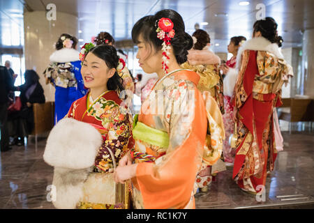 Nagoya, Japon. 13 janvier 2019. Les filles de l'âge vu portant des kimonos au cours de la cérémonie. 1,25 millions de personnes ont célébré leur passage à l'âge adulte sur l'arrivée de l'âge, un jour de vacances japonais et cérémonie traditionnelle qui a eu lieu en janvier pour célébrer la nouvelle les adultes (20). Ils sont légalement autorisés à fumer, boire de l'alcool à l'âge de 20 ans. Banque D'Images