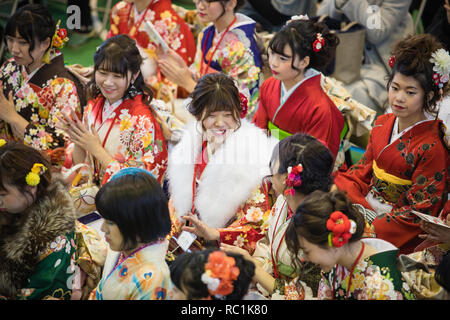 Nagoya, Japon. 13 janvier 2019. Les filles de l'âge vu portant des kimonos au cours de la cérémonie. 1,25 millions de personnes ont célébré leur passage à l'âge adulte sur l'arrivée de l'âge, un jour de vacances japonais et cérémonie traditionnelle qui a eu lieu en janvier pour célébrer la nouvelle les adultes (20). Ils sont légalement autorisés à fumer, boire de l'alcool à l'âge de 20 ans. Banque D'Images