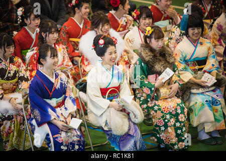 Nagoya, Japon. 13 janvier 2019. Les filles de l'âge vu portant des kimonos au cours de la cérémonie. 1,25 millions de personnes ont célébré leur passage à l'âge adulte sur l'arrivée de l'âge, un jour de vacances japonais et cérémonie traditionnelle qui a eu lieu en janvier pour célébrer la nouvelle les adultes (20). Ils sont légalement autorisés à fumer, boire de l'alcool à l'âge de 20 ans. Banque D'Images