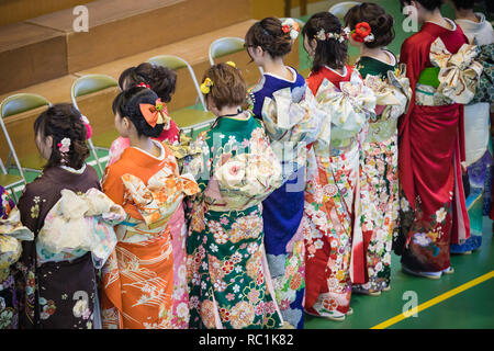 Nagoya, Japon. 13 janvier 2019. Les filles de l'âge vu portant des kimonos au cours de la cérémonie. 1,25 millions de personnes ont célébré leur passage à l'âge adulte sur l'arrivée de l'âge, un jour de vacances japonais et cérémonie traditionnelle qui a eu lieu en janvier pour célébrer la nouvelle les adultes (20). Ils sont légalement autorisés à fumer, boire de l'alcool à l'âge de 20 ans. Banque D'Images