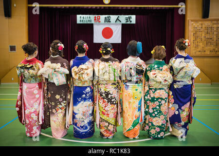 Nagoya, Japon. 13 janvier 2019. Les filles de l'âge vu portant des kimonos au cours de la cérémonie. 1,25 millions de personnes ont célébré leur passage à l'âge adulte sur l'arrivée de l'âge, un jour de vacances japonais et cérémonie traditionnelle qui a eu lieu en janvier pour célébrer la nouvelle les adultes (20). Ils sont légalement autorisés à fumer, boire de l'alcool à l'âge de 20 ans. Banque D'Images