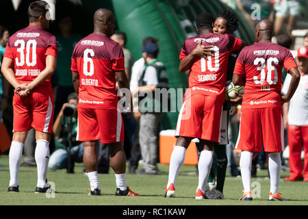 Sao Paulo, Brésil. 13 janvier 2019. SÃO PAULO, SP - 13.01.2019 : AMIGOS DO ZÉ ROBERTO X PALMEIRAS - Zé Roberto et Clarence Sedoorf avant que le jeu des Amis de Zé x Palmerias tout le temps. Soiree de fonctionnaire de Zé Roberto. Ze Roberto par revaldo portugais, joué pour le Bayern Munich, le Bayer Leverkusen, Real Madrid, Grêmio et Palmeiras. Il a joué plus de 80 fois pour l'équipe nationale brésilienne. L'ancien joueur est actuellement conseiller technique à Palmeiras. Le match joué à Allianz Park, zone ouest de São Paulo ce dimanche (13). Crédit : Foto Arena LTDA/Alamy Live News Crédit : Foto Aren Banque D'Images