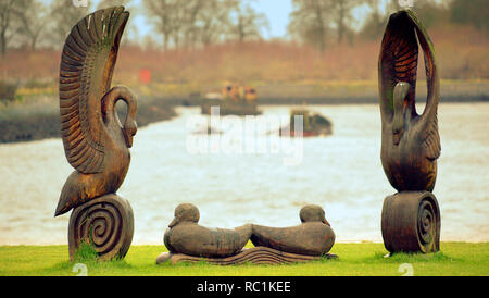 Bowling Harbour, Glasgow, Écosse, Royaume-Uni, le 13 janvier, 2019. Météo France : pluvieux et venteux au cygne en bois sculpture à la cale sèche d'cimetière pour bateaux dans le port de bowling à la fin de l'avant et le canal de Clyde sur un crédit de l'estuaire de Clyde saccadée Gérard Ferry/Alamy Live News Banque D'Images