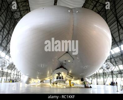 United Kingdom. 12 avr, 2016. Vue de l'Airlander, le plus long avion au monde.Le â€32m - surnommé ''The Flying Bum'' a été dévoilé au public lors d'une cérémonie de baptême par Son Altesse Royale le duc de Kent, en avril 2016, mais quelques semaines plus tard il s'est écrasé à la fin d'un vol d'essai. À 92 mètres de long, l'Airlander 10 aéronefs est la plus longue au monde. L'avion le plus long du monde a été retiré du service en tant que développeurs se préparent à commencer à travailler sur un nouveau modèle. Credit : Keith Mayhew SOPA/Images/ZUMA/Alamy Fil Live News Banque D'Images