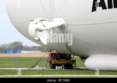 Cardington, UK. 14 avr, 2017. Vue de l'Airlander, le plus long avion au monde.Le â€32m - surnommé ''The Flying Bum'' a été dévoilé au public lors d'une cérémonie de baptême par Son Altesse Royale le duc de Kent, en avril 2016, mais quelques semaines plus tard il s'est écrasé à la fin d'un vol d'essai. À 92 mètres de long, l'Airlander 10 aéronefs est la plus longue au monde. L'avion le plus long du monde a été retiré du service en tant que développeurs se préparent à commencer à travailler sur un nouveau modèle. Credit : Keith Mayhew SOPA/Images/ZUMA/Alamy Fil Live News Banque D'Images