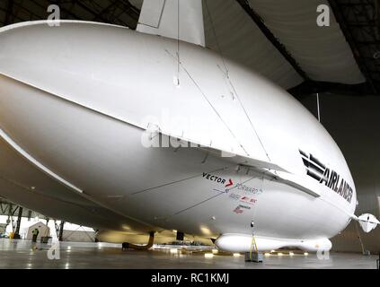 United Kingdom. 12 avr, 2016. Vue de l'Airlander, le plus long avion au monde.Le â€32m - surnommé ''The Flying Bum'' a été dévoilé au public lors d'une cérémonie de baptême par Son Altesse Royale le duc de Kent, en avril 2016, mais quelques semaines plus tard il s'est écrasé à la fin d'un vol d'essai. À 92 mètres de long, l'Airlander 10 aéronefs est la plus longue au monde. L'avion le plus long du monde a été retiré du service en tant que développeurs se préparent à commencer à travailler sur un nouveau modèle. Credit : Keith Mayhew SOPA/Images/ZUMA/Alamy Fil Live News Banque D'Images