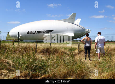 Cardington, UK. 7e août 2016. Vue de l'Airlander, le plus long avion au monde.Le â€32m - surnommé ''The Flying Bum'' a été dévoilé au public lors d'une cérémonie de baptême par Son Altesse Royale le duc de Kent, en avril 2016, mais quelques semaines plus tard il s'est écrasé à la fin d'un vol d'essai. À 92 mètres de long, l'Airlander 10 aéronefs est la plus longue au monde. L'avion le plus long du monde a été retiré du service en tant que développeurs se préparent à commencer à travailler sur un nouveau modèle. Credit : Keith Mayhew SOPA/Images/ZUMA/Alamy Fil Live News Banque D'Images