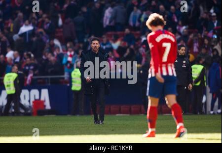 Madrid, Espagne. 13 janvier 2019. Antoine Griezmann de l'Atletico de Madrid et l'Atlético de Madrid coach Diego Pablo Simeone lors de la correspondance entre LaLiga 2018/19 Atletico de Madrid et Levante, à Wanda Metropolitano Stadium à Madrid le 13 janvier 2019. (Photo de Guille Martinez/Cordon Cordon) Appuyez sur appuyez sur Banque D'Images