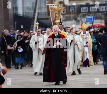 London Bridge, London, UK. 13 janvier 2019. La bénédiction de la Tamise cérémonie a lieu sur le pont de Londres, la cathédrale de Southwark (rive sud de la rivière ) et St Magnus the Martyr, (rive nord de la rivière) se rencontrer au centre du pont pour bénir le fleuve. Crédit : Matthieu Chattle/Alamy Live News Banque D'Images