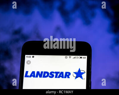 Kiev, Ukraine. 13 Jan, 2019. Landstar System logo de l'entreprise de transport vu affichée sur un téléphone intelligent. Crédit : Igor Golovniov SOPA/Images/ZUMA/Alamy Fil Live News Banque D'Images