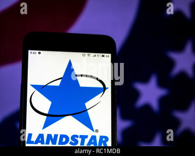 Kiev, Ukraine. 13 Jan, 2019. Landstar System logo de l'entreprise de transport vu affichée sur un téléphone intelligent. Crédit : Igor Golovniov SOPA/Images/ZUMA/Alamy Fil Live News Banque D'Images