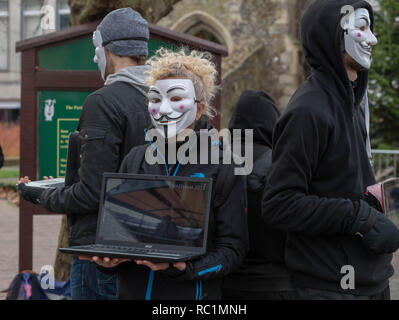 Brentwood, Essex, Royaume-Uni. 13 janvier 2019. Un cube de vérité protester à Brentwood High Street par anonyme pour les sans voix ; un groupe de promouvoir le véganisme et le bien-être des animaux. Les ordinateurs portables et écrans vidéos montrent des images pénibles d'allégations de cruauté envers les animaux. Ian Davidson Crédit/Alamy Live News Banque D'Images