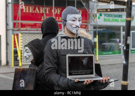 Brentwood, Essex, Royaume-Uni. 13 janvier 2019. Un cube de vérité protester à Brentwood High Street par anonyme pour les sans voix ; un groupe de promouvoir le véganisme et le bien-être des animaux. Les ordinateurs portables et écrans vidéos montrent des images pénibles d'allégations de cruauté envers les animaux. Ian Davidson Crédit/Alamy Live News Banque D'Images