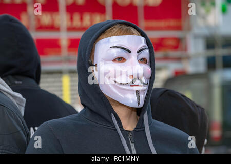 Brentwood, Essex, Royaume-Uni. 13 janvier 2019. Un cube de vérité protester à Brentwood High Street par anonyme pour les sans voix ; un groupe de promouvoir le véganisme et le bien-être des animaux. Les ordinateurs portables et écrans vidéos montrent des images pénibles d'allégations de cruauté envers les animaux. Pour les sans-voix anonymes est une organisation d'activistes de la rue dédiée à la libération animale totale. Ils exposent au public l'exploitation animale qui est volontairement caché à eux. En combinant cela avec une approche de vente basée sur la valeur des ressources et de la littérature, ils sont tout à fait d'équiper le public avec tout ce dont ils ont besoin pour passer à un végétalien lifesty Banque D'Images