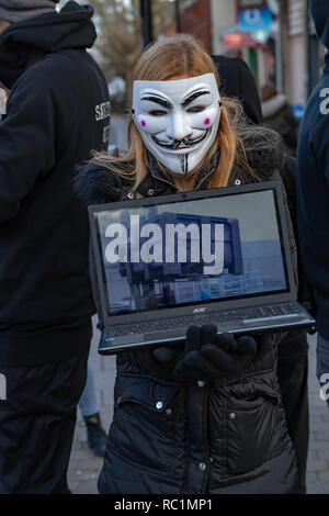 Brentwood, Essex, Royaume-Uni. 13 janvier 2019. Un cube de vérité protester à Brentwood High Street par anonyme pour les sans voix ; un groupe de promouvoir le véganisme et le bien-être des animaux. Les ordinateurs portables et écrans vidéos montrent des images pénibles d'allégations de cruauté envers les animaux. Pour les sans-voix anonymes est une organisation d'activistes de la rue dédiée à la libération animale totale. Ils exposent au public l'exploitation animale qui est volontairement caché à eux. En combinant cela avec une approche de vente basée sur la valeur des ressources et de la littérature, ils sont tout à fait d'équiper le public avec tout ce dont ils ont besoin pour passer à un végétalien lifesty Banque D'Images