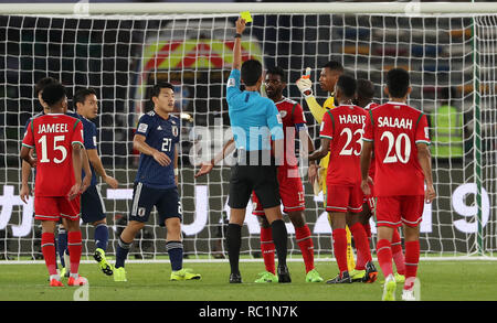 Abu Dhabi, Emirats arabes unis (EAU). 13 Jan, 2019. Ahmed Al Mahaijri (6e L) d'Oman reçoit un carton jaune durant la coupe d'Asie de l'AFC 2019 ÉMIRATS ARABES UNIS 2019 match du groupe F entre l'Oman et le Japon à Abu Dhabi, Emirats arabes unis (EAU), le 13 janvier 2019. Crédit : Li Gang/Xinhua/Alamy Live News Banque D'Images