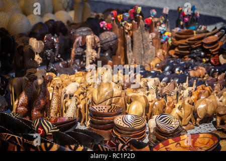 Souvenirs d'Afrique en bois en vente au marché de la ville du Cap Banque D'Images