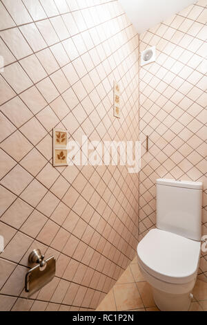 La Russie, Moscow - 10 janvier 2018 : appartement privé. Toilettes à chasse d'eau WC moderne ou dans une petite salle de bains. Banque D'Images