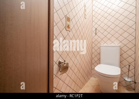 La Russie, Moscow - 10 janvier 2018 : appartement privé. Toilettes à chasse d'eau WC moderne ou dans une petite salle de bains. Banque D'Images