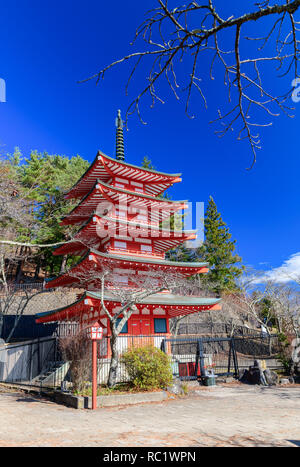 La pagode rouge, Chureito est près de Fuji dans la montagne, le Japon Fujiyoshida Banque D'Images