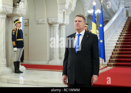 Bucarest, Roumanie - 11 janvier 2019 : le président roumain Klaus Iohannis attend que le président de la Commission européenne, Jean-Claude Junker, au pré de Cotroceni Banque D'Images