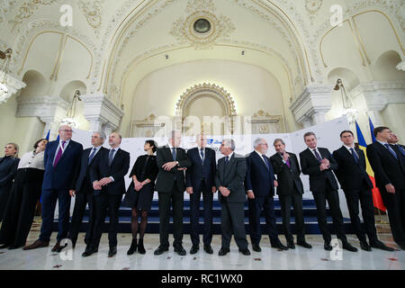 Bucarest, Roumanie - 11 janvier 2019 : Les commissaires européens attendez que le président roumain, Klaus Iohannis, au palais présidentiel de Cotroceni Buchare Banque D'Images