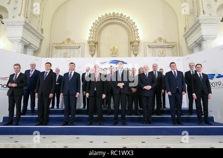 Bucarest, Roumanie - 11 janvier 2019 : le président roumain Klaus Iohannis, le président de la Commission européenne, Jean-Claude Juncker et le commissaire européen Banque D'Images