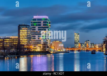 La Spree à Berlin dans la nuit avec l'Oberbaum Bridge à l'arrière Banque D'Images