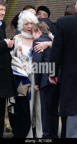 Diverses Célébrités assister à l'enterrement de Ronnie Corbett à St John Evangelist à Shirley, près de Croydon Où : Croydon, Royaume-Uni Quand : 18 Avr 2016 Crédit : Steve Finn/WENN Banque D'Images