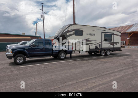 Une cinquième roue camping-remorque (Elkridge xtreme lite) attaché à un Ford Super Duty F250 camion garé dans Williams, le nord de l'Arizona, USA. Banque D'Images