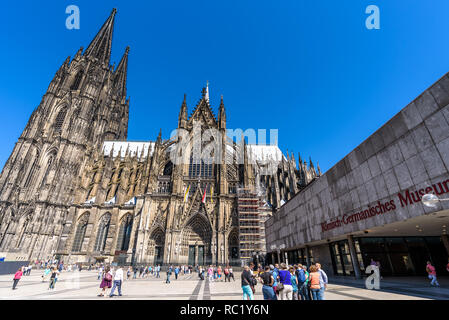 Entrée du musée romain germanique - (Römisch Germanisches Museum), - avec les populations locales et les touristes sur la place à côté de la cathédrale. Cologne. Banque D'Images