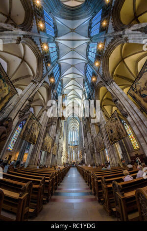 Grand angle vue de l'intérieur de la cathédrale de Cologne (Kölner Dom), une impressionnante architecture gothique de l'église catholique, siège de l'archevêque de Koeln. Banque D'Images