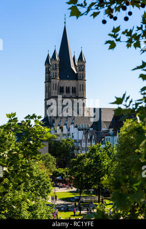 Tour de l'église de Great St. Martin entouré de feuilles d'arbres du célèbre Pont Hohenzollern près de la cathédrale gothique. Cologne Allemagne Banque D'Images
