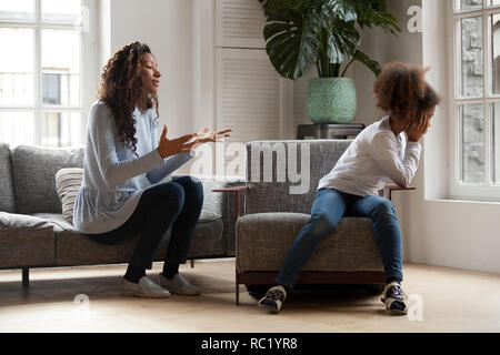 Les enfants africains ignorant les réprimandes maman, parent et enfant con Banque D'Images