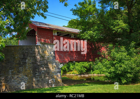 Allentown, PA, USA - 10 juillet 2011 : Le pont couvert Wehr est une structure en bois historique situé au sud de Whitehall Township, Lehigh Comté, Pennsyl Banque D'Images
