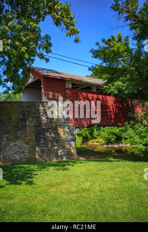 Allentown, PA, USA - 10 juillet 2011 : Le pont couvert Wehr est une structure en bois historique situé au sud de Whitehall Township, Lehigh Comté, Pennsyl Banque D'Images