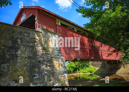 Allentown, PA, USA - 10 juillet 2011 : Le pont couvert Wehr est une structure en bois historique situé au sud de Whitehall Township, Lehigh Comté, Pennsyl Banque D'Images