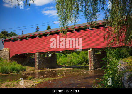 Allentown, PA, USA - 10 juillet 2011 : Le pont couvert Wehr est une structure en bois historique situé au sud de Whitehall Township, Lehigh Comté, Pennsyl Banque D'Images