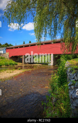 Allentown, PA, USA - 10 juillet 2011 : Le pont couvert Wehr est une structure en bois historique situé au sud de Whitehall Township, Lehigh Comté, Pennsyl Banque D'Images