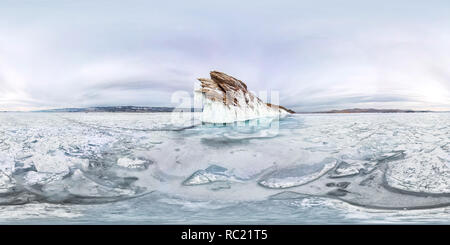Vue panoramique à 360° de Les glaçons de glace sur l'île de Ogoy hiver Lac Baikal. La Sibérie, la Russie. Panorama sphérique 360vr.
