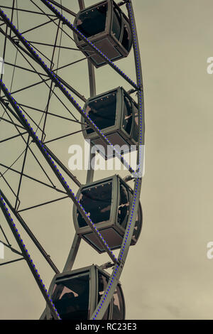 Grande roue à Lisbonne au crépuscule, Portugal Banque D'Images