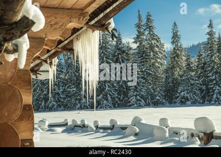 Les glaçons et le paysage d'hiver. Beau temps dans les montagnes. Banque D'Images